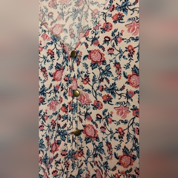 NWT City Triangles v neck printed flowy floral cap sleeve brass colored buttons - Picture 3 of 9